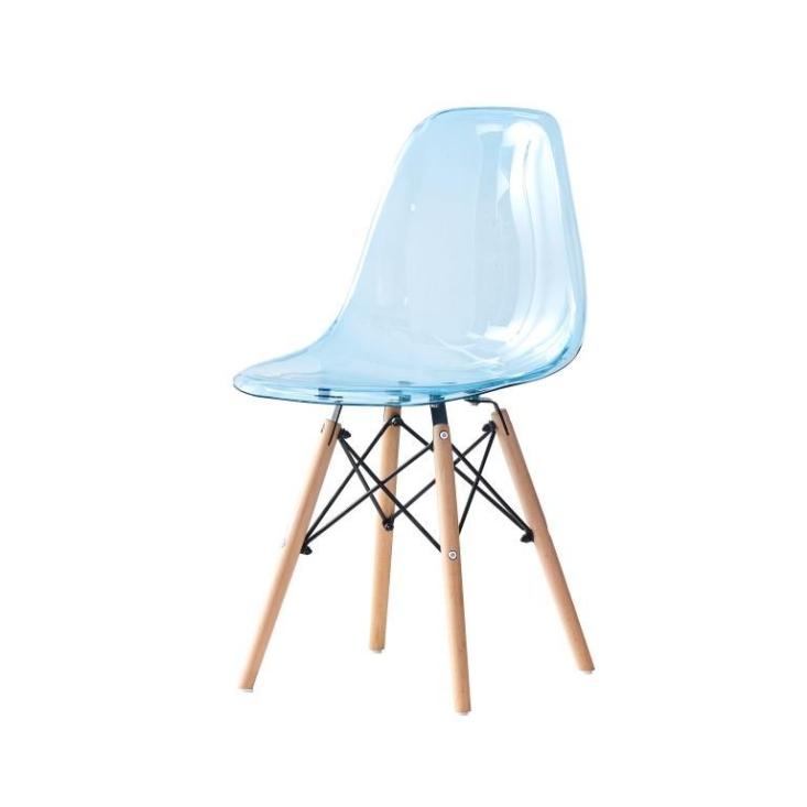 Esprit d'autrefois boutique de décoration à Orléans, vous propose l'ensemble de 2 chaises vintages transparentes bleues JOREN