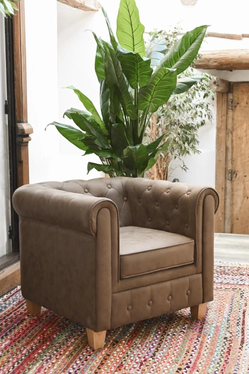 Esprit d'autrefois boutique de décoration à Orléans, vous propose le fauteuil club chesterfield marron en simili cuir