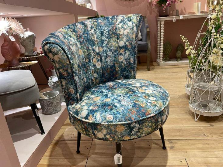 Esprit d'autrefois revendeur Amadeus, vous propose le fauteuil en velours fleuri bleu RIGA