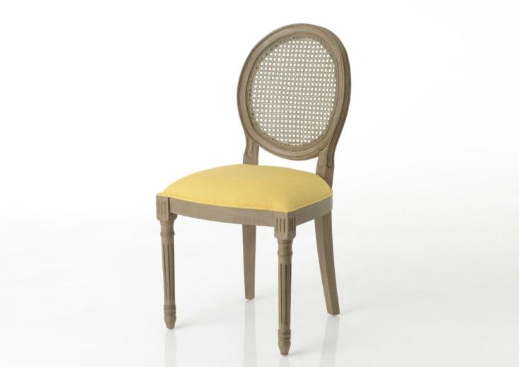 Esprit d'autrefois revendeur Amadeus, vous propose le lot de 2 chaises médaillon moutarde, livraison dans toute la France